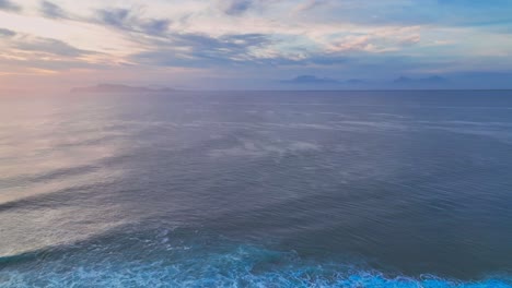 clip de avión no tripulado que muestra una vista de 180 grados de g-land, también conocida como plengkung beach, un lugar de surf de renombre internacional en java, indonesia, al atardecer dorado