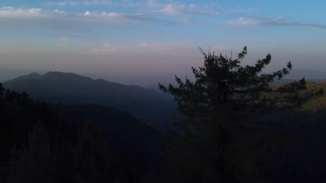 Sonnenaufgang-Auf-Dem-Gipfel-Des-Berges-Im-Kaschmir-Wischübergang