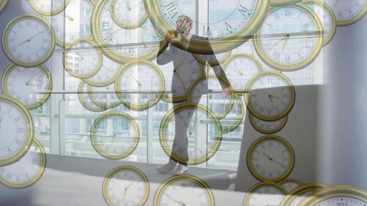 스마트폰으로 대화하는 백인 사업가 위에 빠르게 움직이는 손으로 떨어지는 시계의 애니메이션