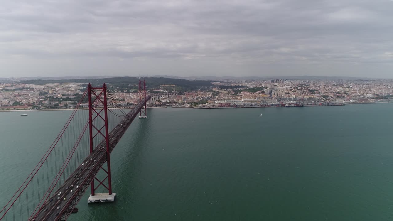 Ponte 25 de Abril, ponte sospeso, Lisbona, Almada, Portogallo. Veduta aerea
