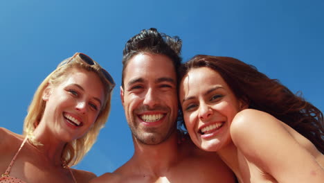 Amigos-Felices-Tomando-Selfie