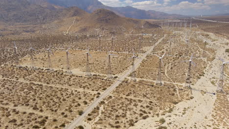 Gran-Variedad-De-Turbinas-Eólicas-Que-Proporcionan-Energía-Alternativa-Verde-En-El-Desierto-En-El-Condado-De-Riverside,-California