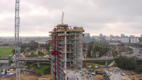 Wide-drone-shot-of-a-high-rise-construction-site-in-La-Jolla,-California