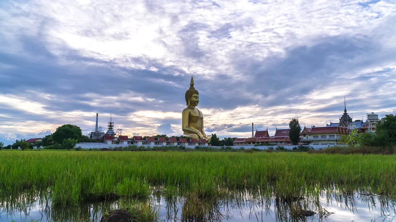Grande Buddha di Wat Muang, punto di riferimento della provincia di Ang Thong, Thailandia