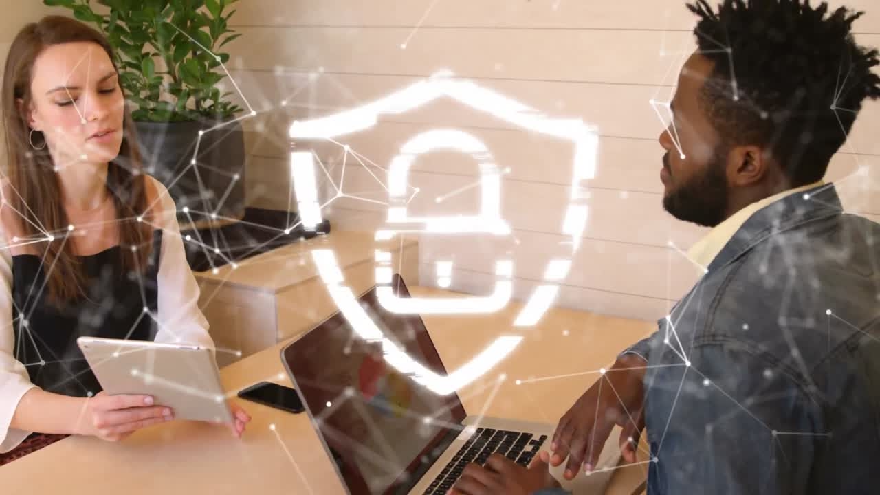 animación de candados, red de conexiones e iconos sobre diversas personas de negocios en la oficina.