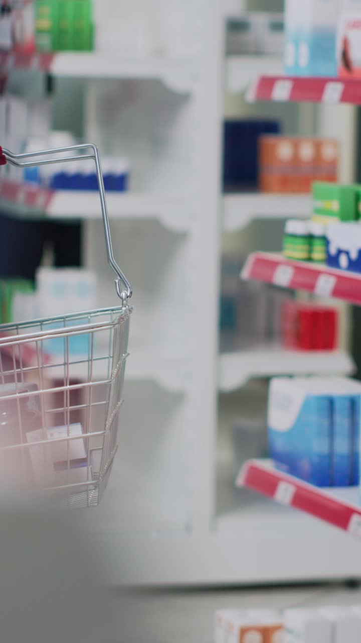 Video verticale: persona che cerca una confezione di farmaci su uno scaffale