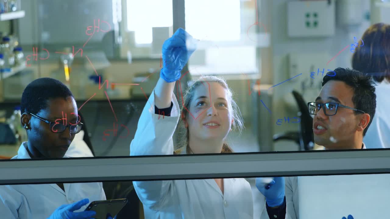 equipo de científicos discutiendo sobre una tabla de vidrio 4k