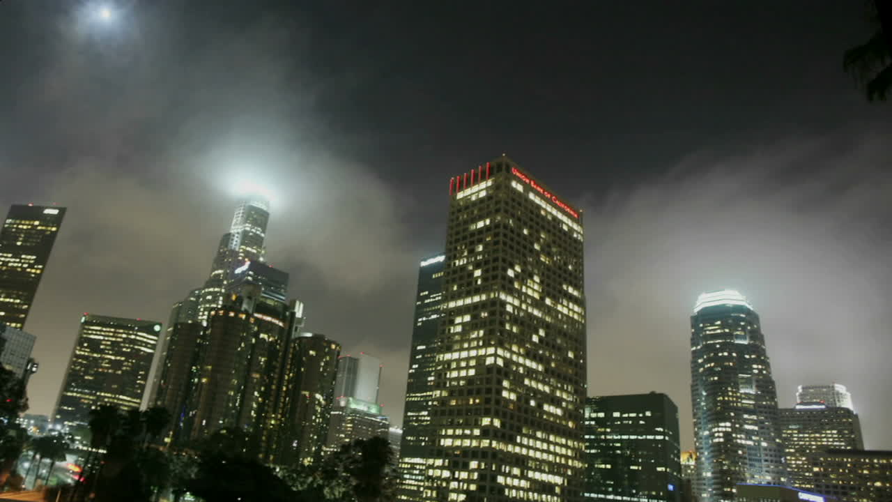 unidades de tráfico pesado en una autopista concurrida en una ciudad por la noche en el centro de los ángeles con niebla rodando en 1