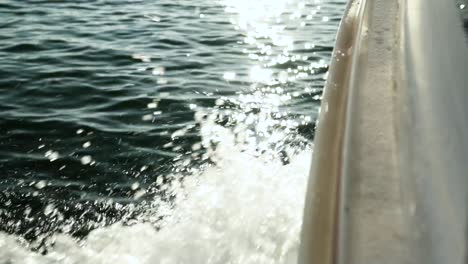 Un-Primerísimo-Plano-En-La-Proa-Del-Barco-Navegando-Sobre-Salpicaduras-De-Agua-De-Mar-En-Un-Día-Soleado