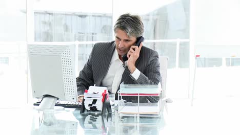 ejecutivo pesimista trabajando en una computadora