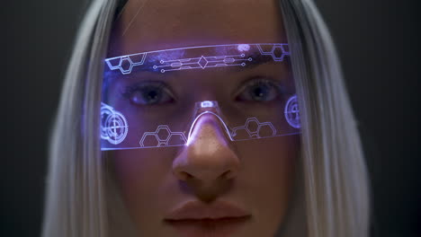 v.r. gafas chica ojos abiertos primer plano. cara de mujer futurista usando gafas inteligentes