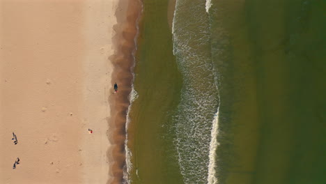 Luftaufnahme-Der-Meereswellen,-Die-An-Sonnigen-Tagen-Zum-Strand-Kommen