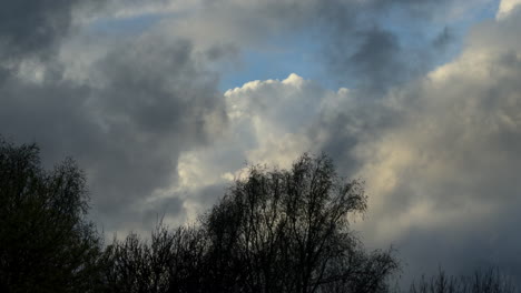 Schnell-Ziehende-Cumulus-Wolken-In-Der-Abenddämmerung-An-Einem-Frühlingsabend-über-Worcestershire,-England