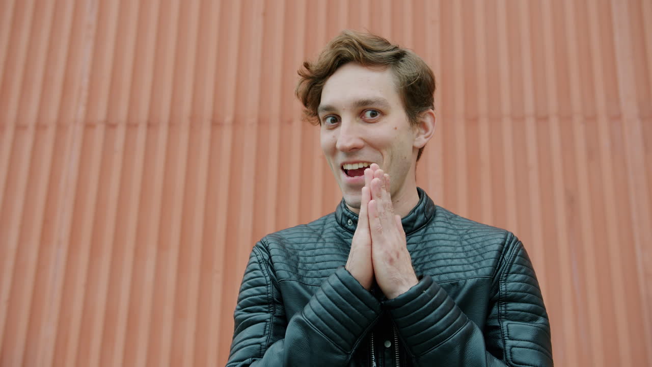 молодой человек позирует на открытом воздухе