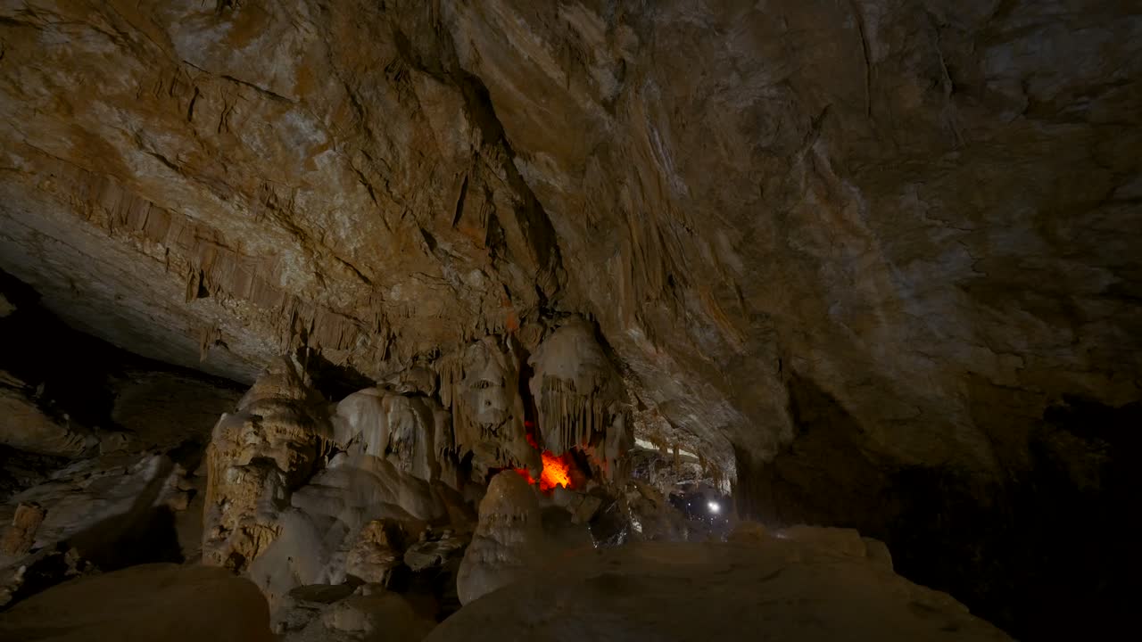 interior de la cueva con estalactitas y estalagmitas