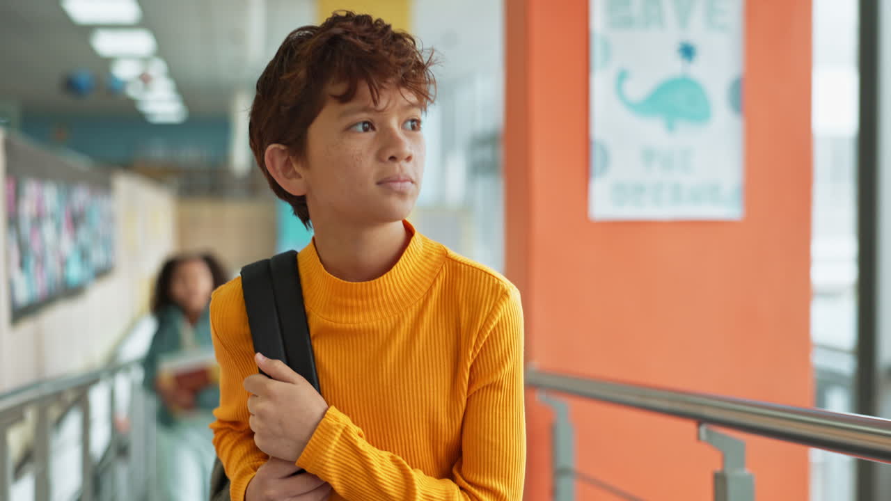 estudiante en el pasillo de la escuela