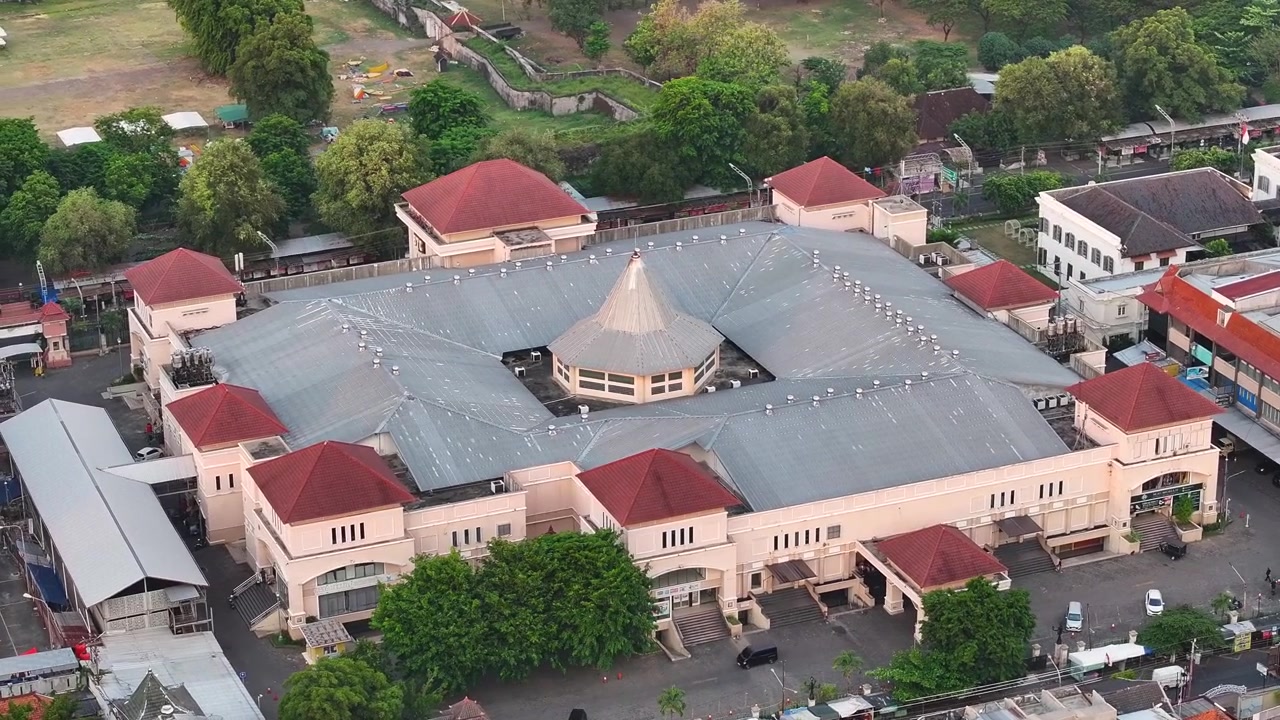 Beteng Trade Center -rakennus Solo-kaupungissa, Surakartassa, Keski-Jaavalla, Indonesiassa. Drone-lähikuva.
