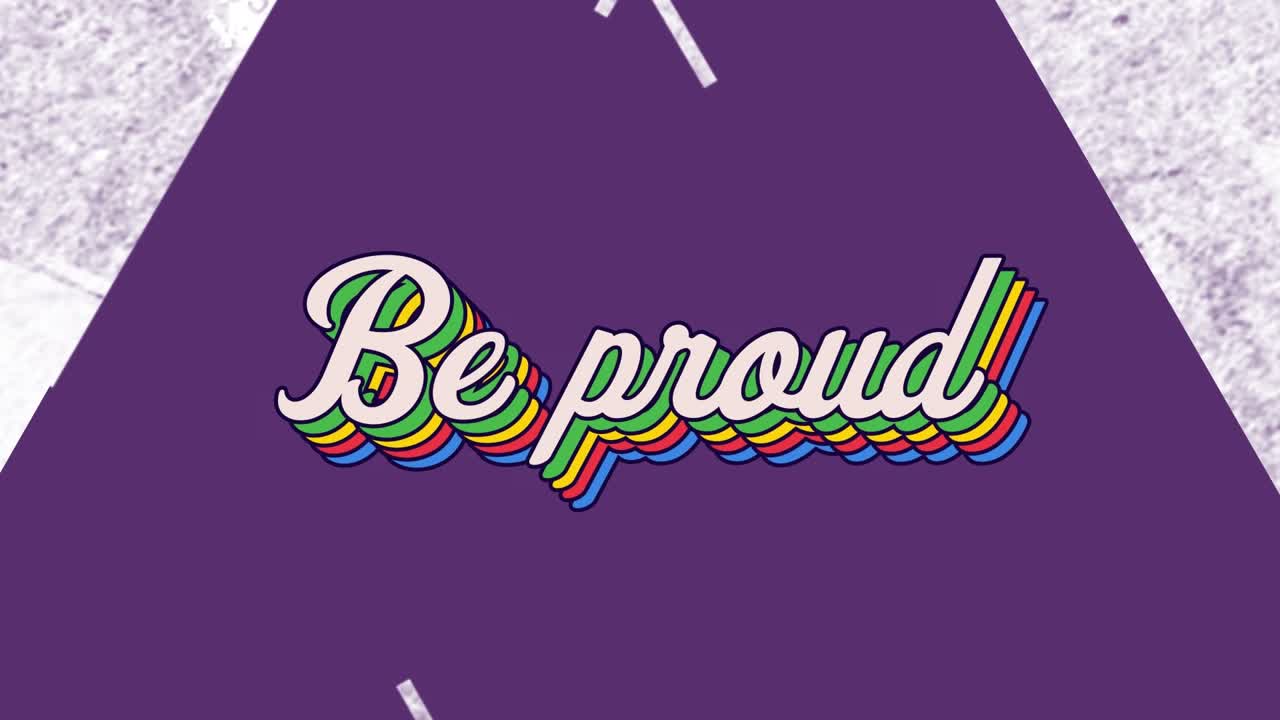 Animazione di un testo colorato con la scritta “Be Proud” con forme triangolari su sfondo astratto, spazio per il testo