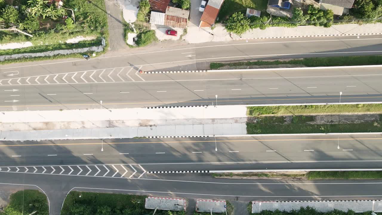 시골 콘캔, 태국에 있는 철도 건널목에서 차를 따라가는 최고의 조감도