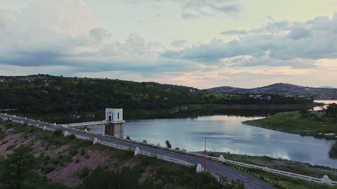 pan de camiones aéreos a lo largo de la carretera vacía y la torre de depósito en la presa cerca de valsequillo puebla méxico