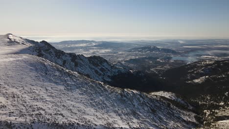 interminable cordillera salvaje cubierta de nieve y un depósito de agua en el horizonte