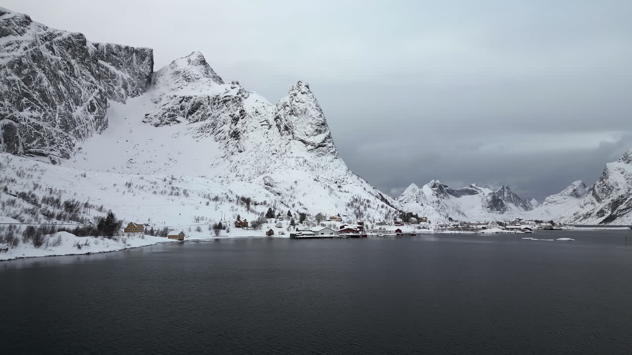 impresionante reflejo de los alpes en el lago en la isla de lofoten durante la temporada de invierno en reine, noruega