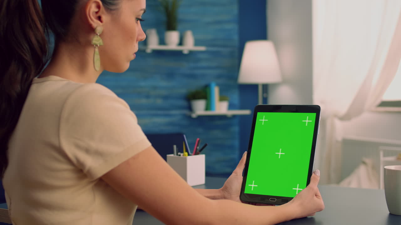 mujer de negocios que tiene una videollamada en línea con treamates usa computadora tableta