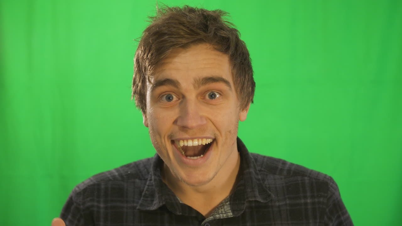 "el talento se convierte en" expresiones faciales sorprendidas y felices - plano medio - clave de choma - hombre adulto joven