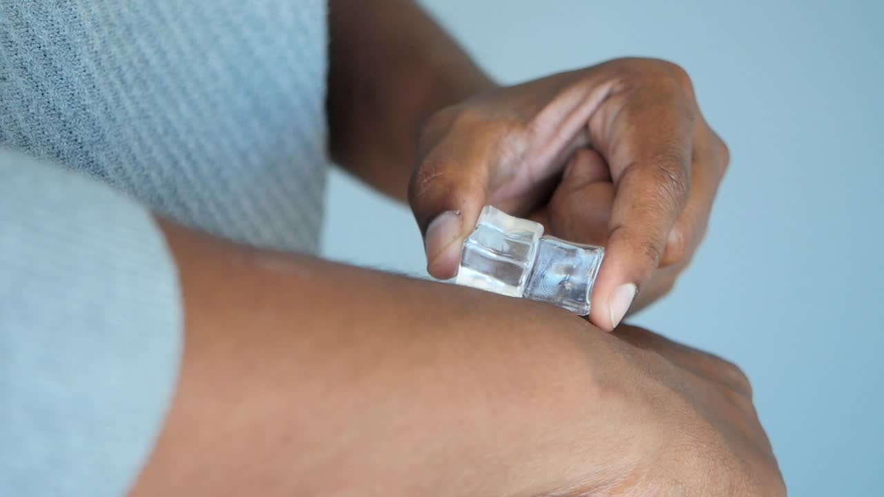 aplicando hielo en un brazo