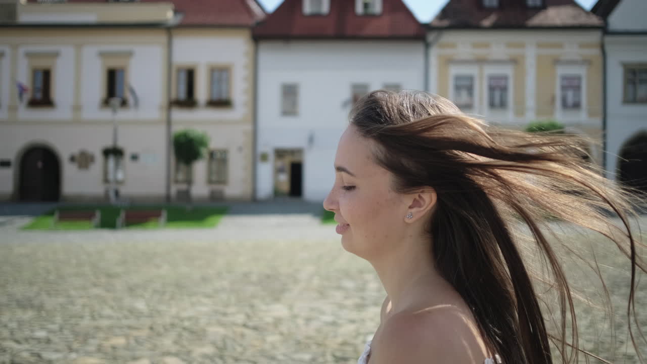 Jovem Mulher em Praça da Cidade