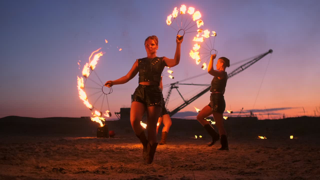 espectáculo de fuego. un grupo de artistas profesionales realiza una variedad de instalaciones de fuego. niños y niñas realizaron bailes con fuego en la noche en la calle en el parque.