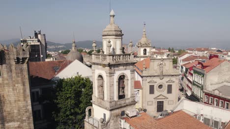 Campanario-De-La-Iglesia-De-Paralaje-Aéreo-Y-Muralla-Medieval-En-El-Paisaje-Urbano-De-Braga---Portugal