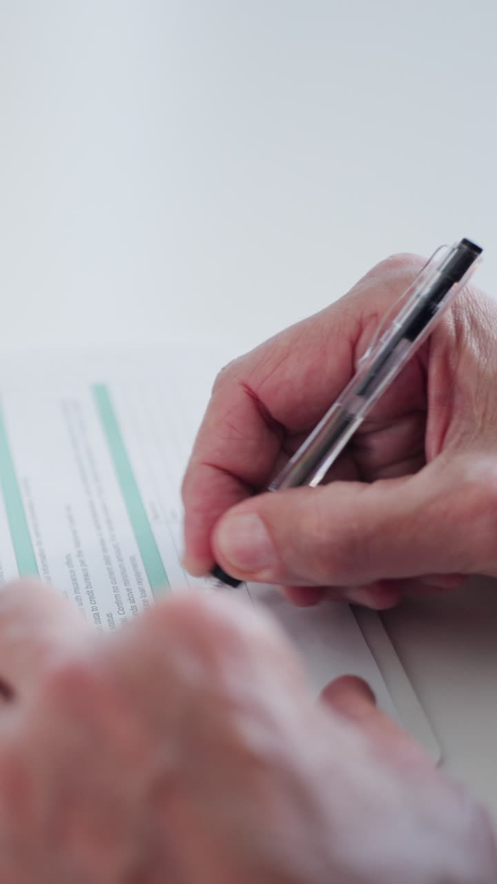 Primo piano di una mano che firma un documento ufficiale con una penna