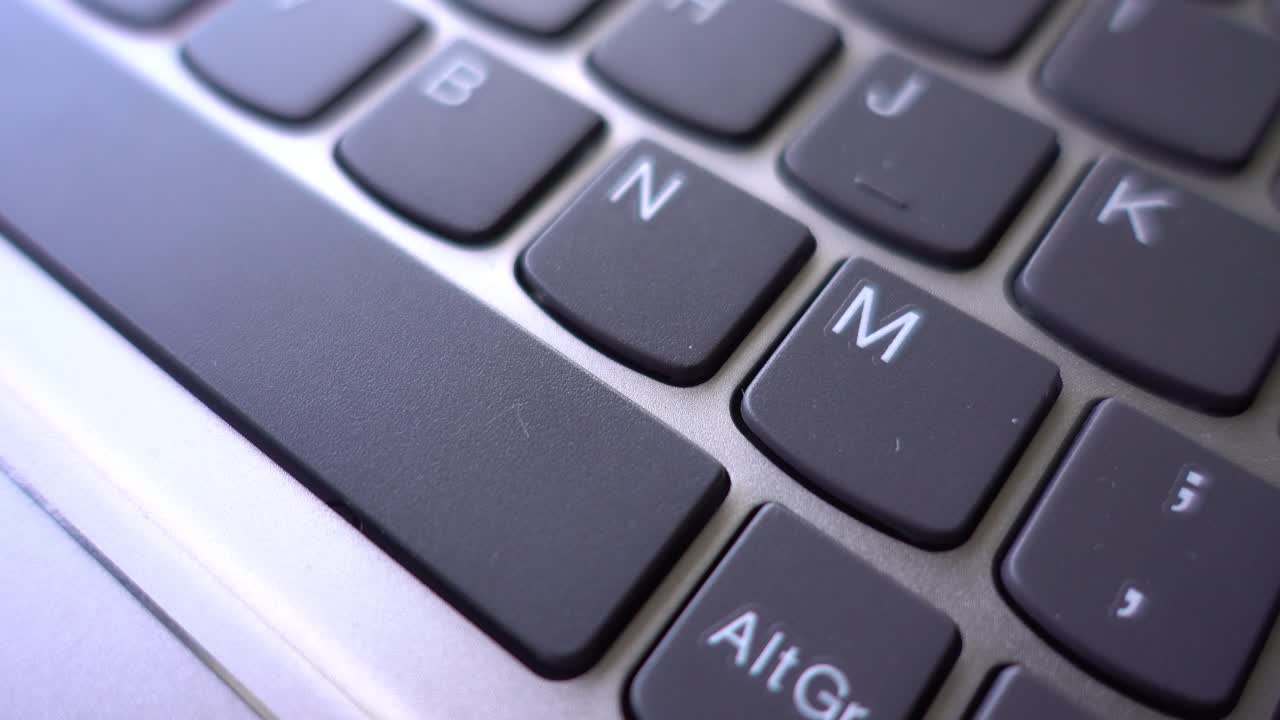 컴퓨터 키보드가 배경으로 회전합니다.