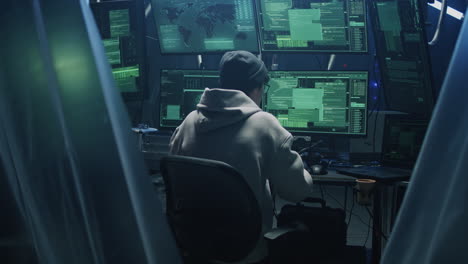 in una stanza buia hacker