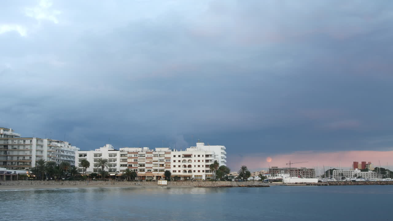 playa de ibiza oscura