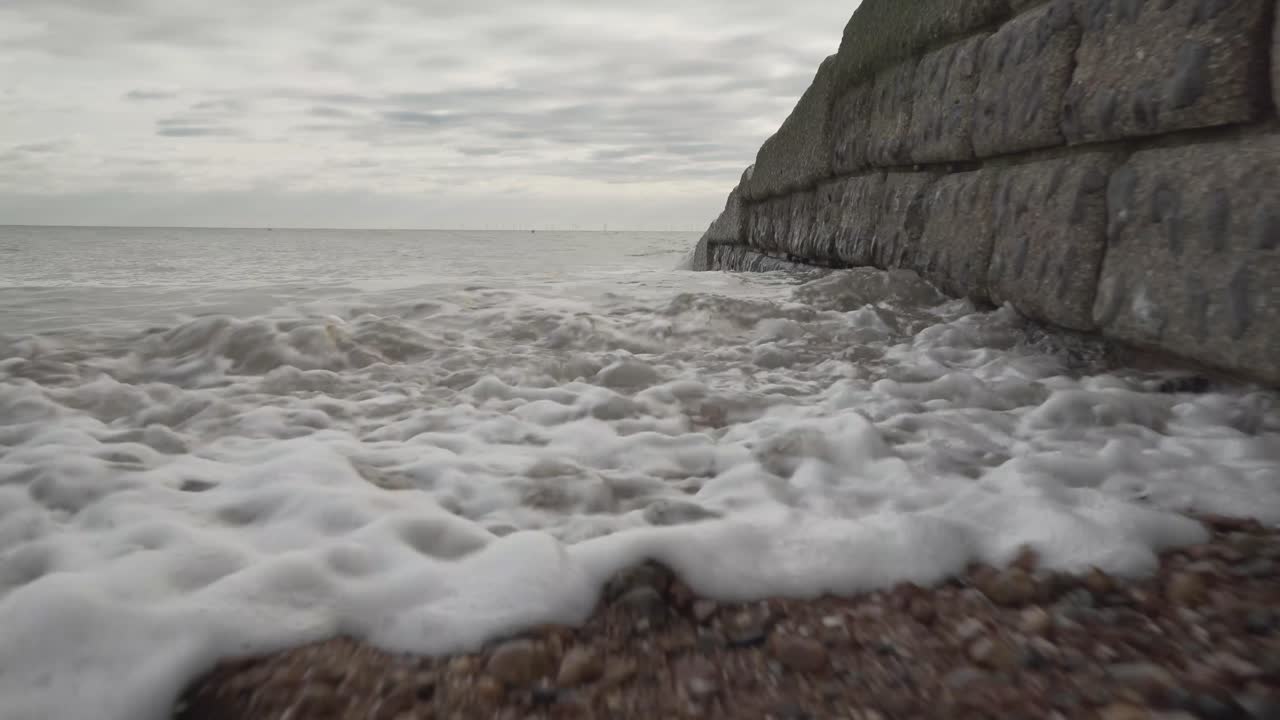 브라이튼 도시 해변 영국 영국에 부서지는 작은 파도의 가까운 보기