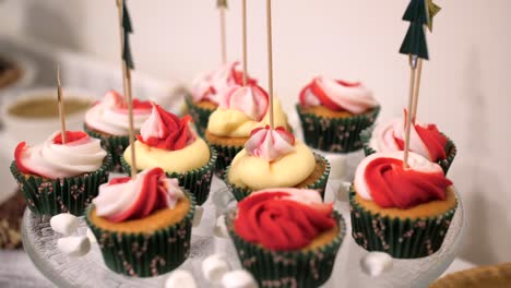 Colorida-Exhibición-De-Cupcakes-Navideños-Con-Dulces-De-Malvavisco