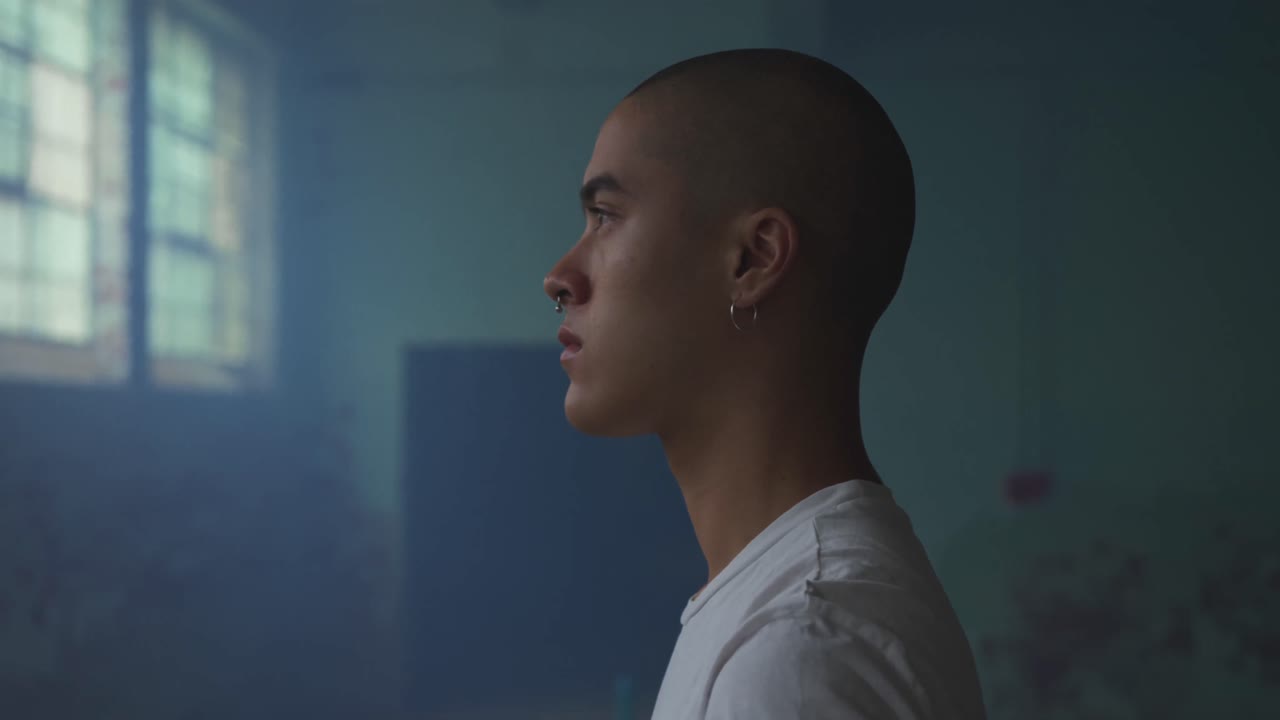 модный молодой человек в заброшенном складе