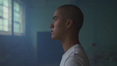 joven de moda en un almacén abandonado