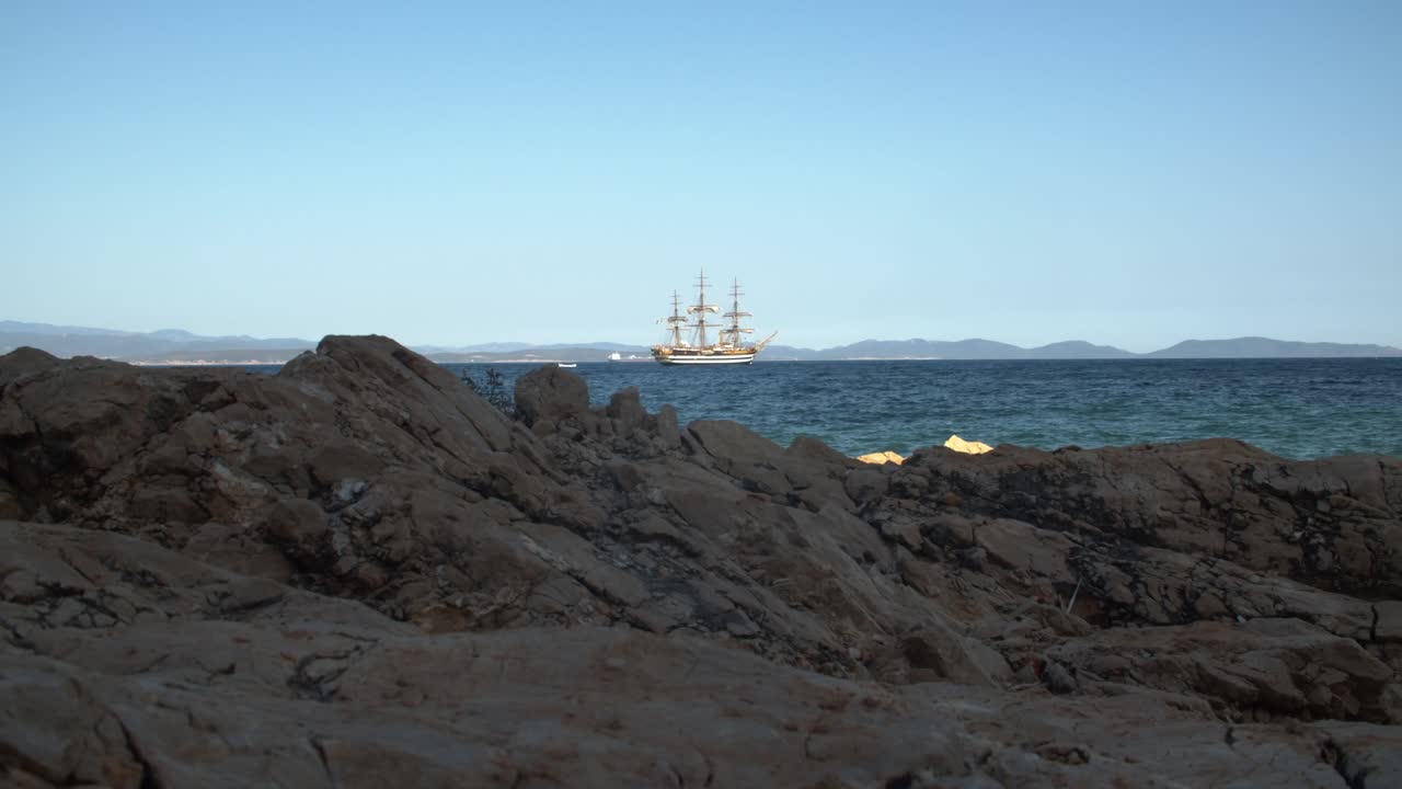 아메리고 베스푸치 배를 배경으로 한 바위 해안선의 낮은 각도 넓은 전망
