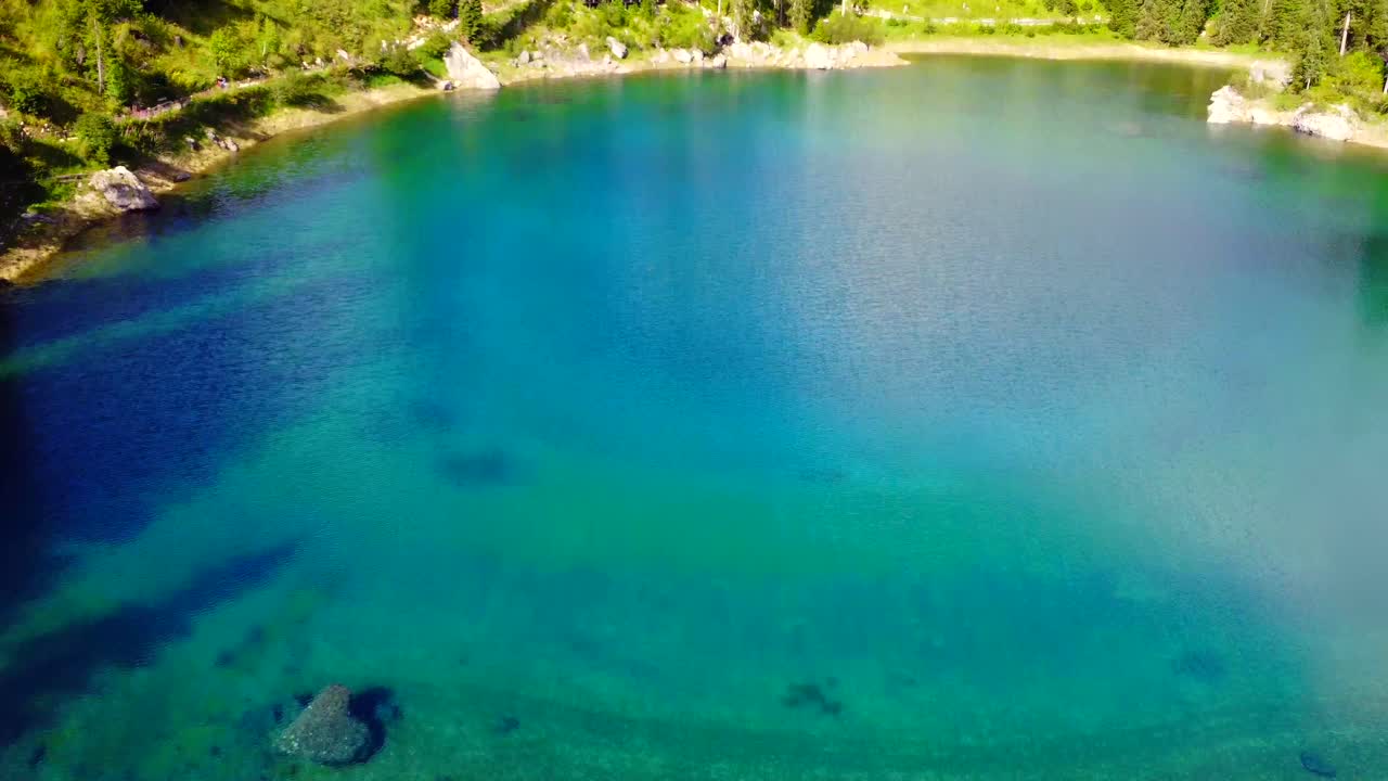 Latemar-fjellgruppen som speiler seg i Carezzasjøen, Dolomittene, Italia