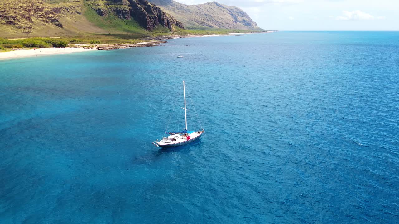 vista panorámica de un pequeño bote navegando en aguas abiertas del pacífico cerca del parque de la playa de kailua con aguas turquesas en oahu hawaii usa