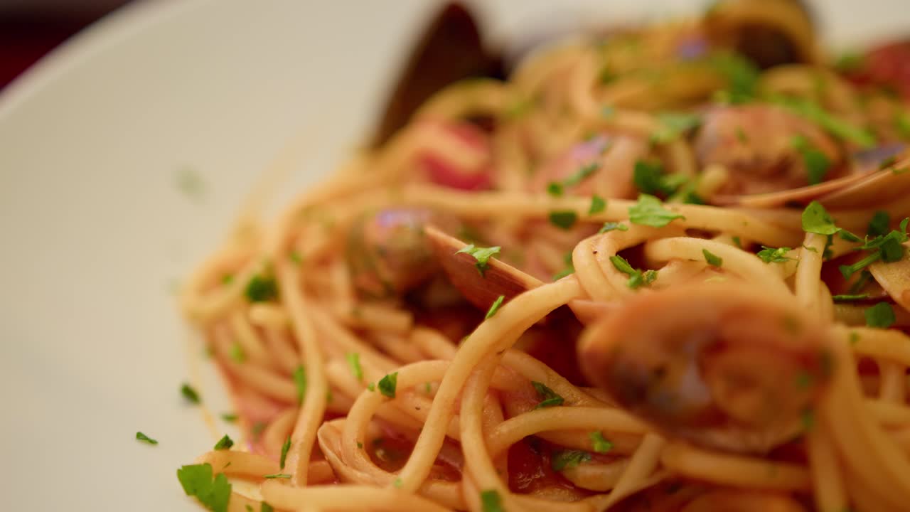 이탈리아 시칠리아의 접시에 있는 해산물과 함께 스파게티 알로 스코글리오의 슈퍼 클로즈업