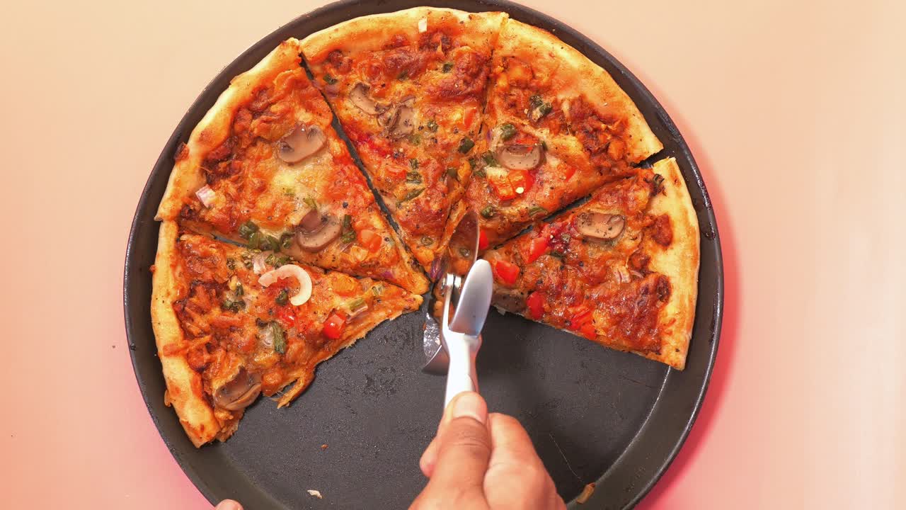 맛있는  피자를 잘라내는 것