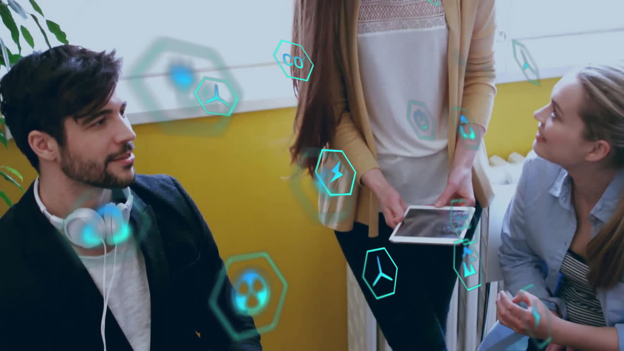 discutiendo el proyecto con la tableta, la gente de negocios con formas hexagonales animación