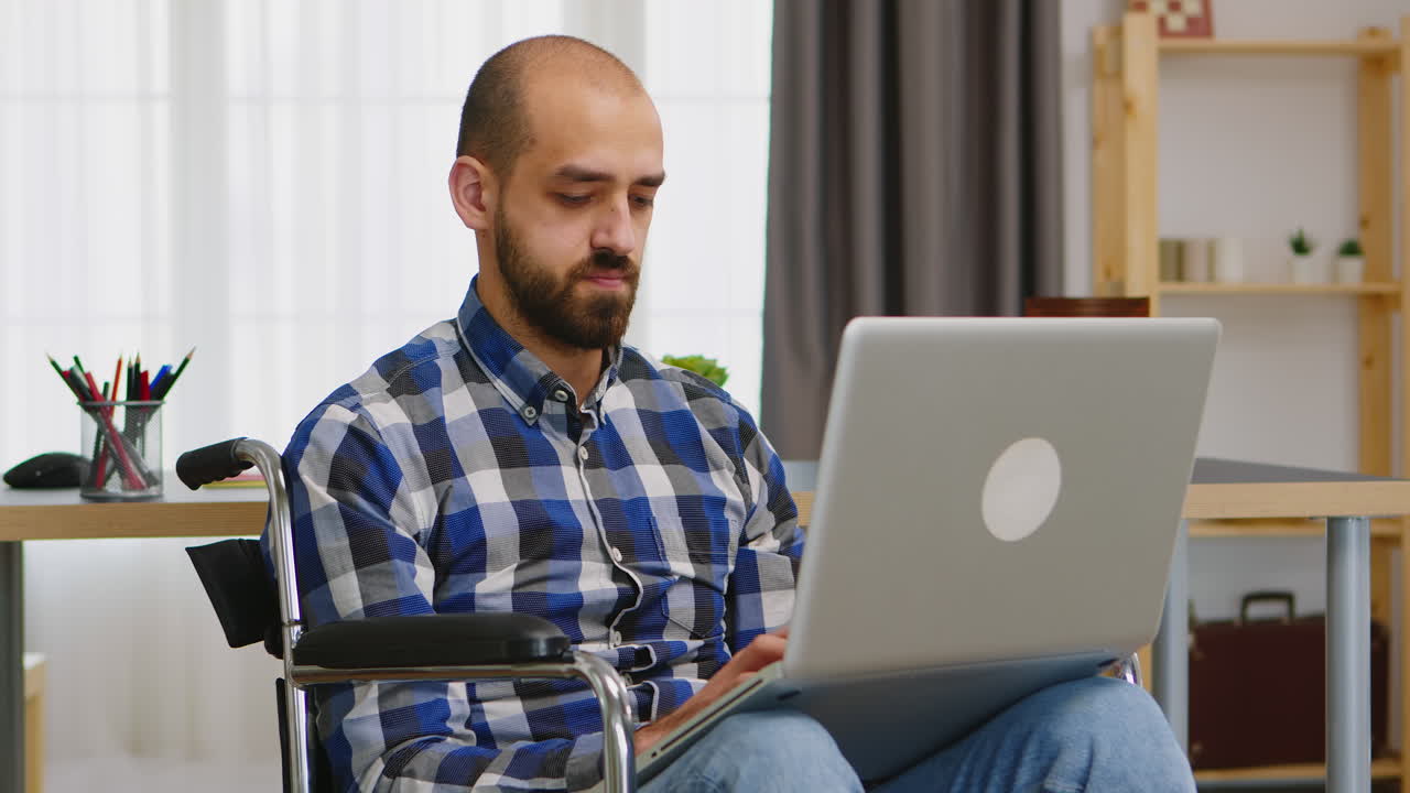 trabajador independiente discapacitado en el salón