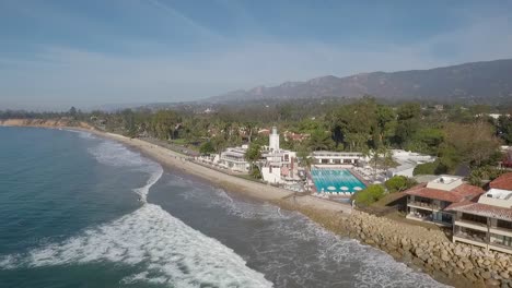 Hermosa-Antena-De-Butterfly-Beach,-El-Pacífico-Y-El-Coral-Casino-En-Montecito-California-2