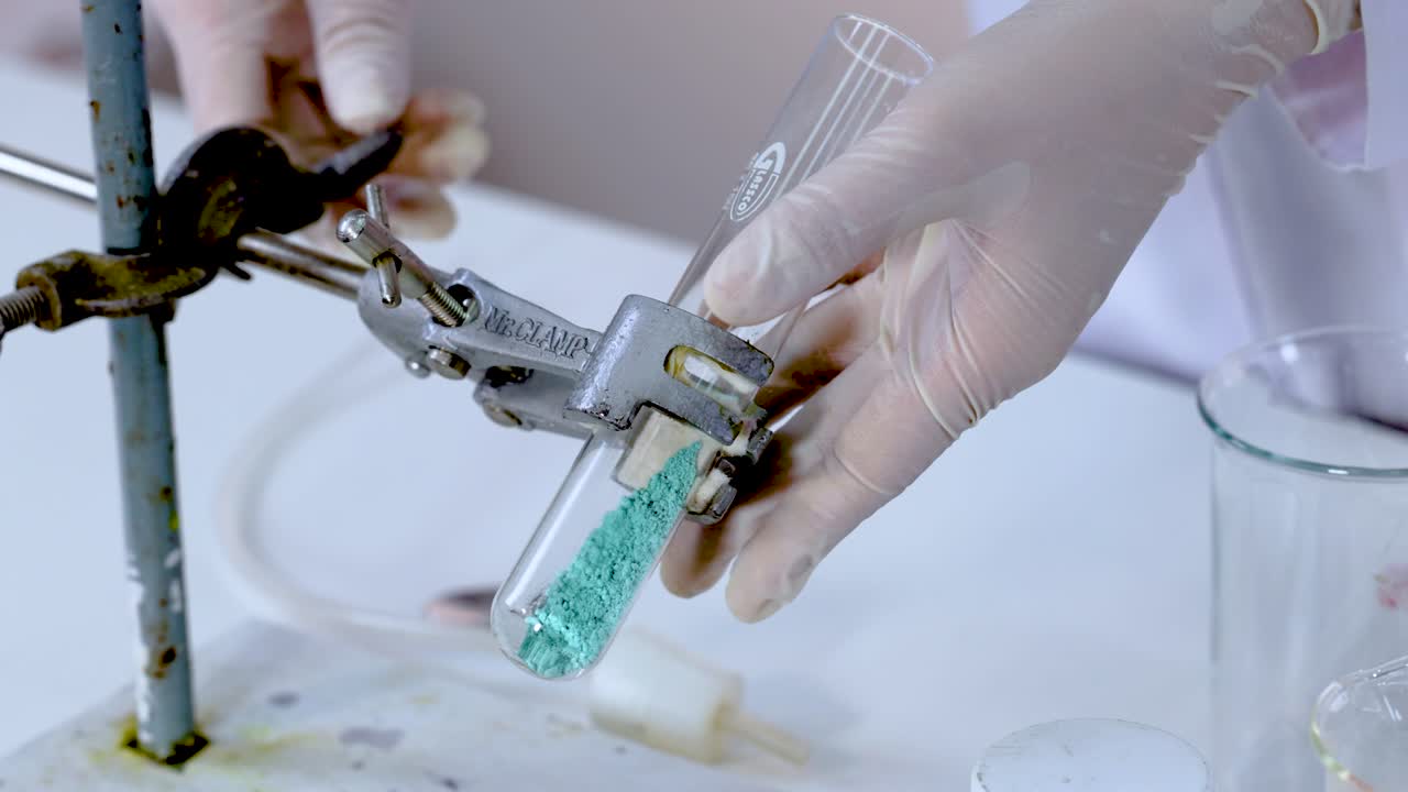 실험실 환경에서 화학 반응 시연