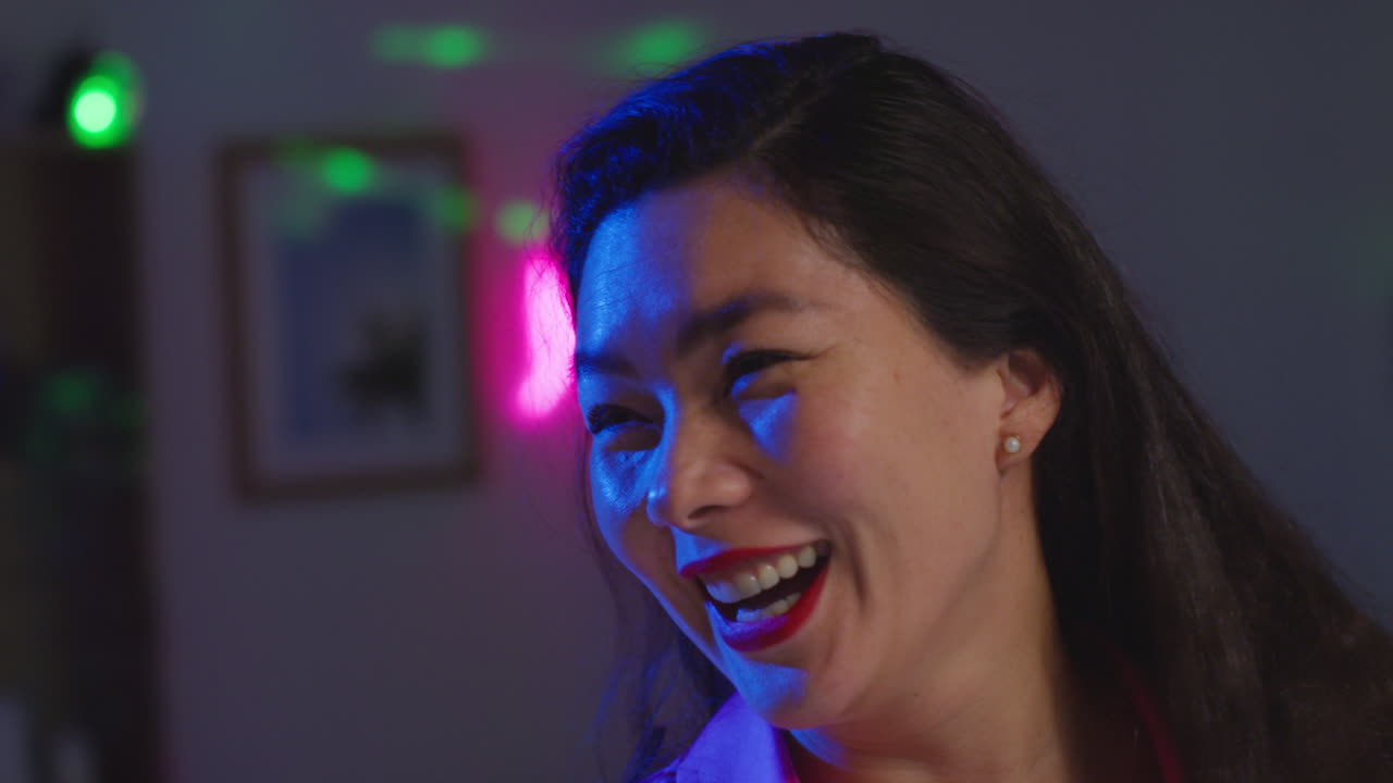 집 파티 또는 클럽에서 함께 춤을 추는 젊은 커플의 클로즈업 3